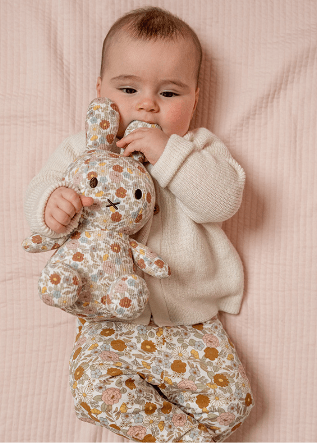 Nijntje Vintage Flowers knuffel all over print 25 cm - Petit Bébé - Zomer 2023